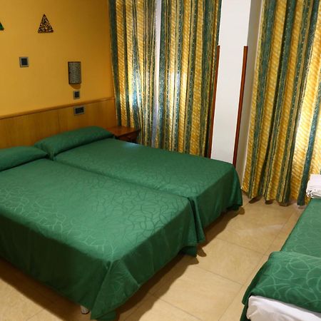 Hostal Muralla Plasencia Exterior foto