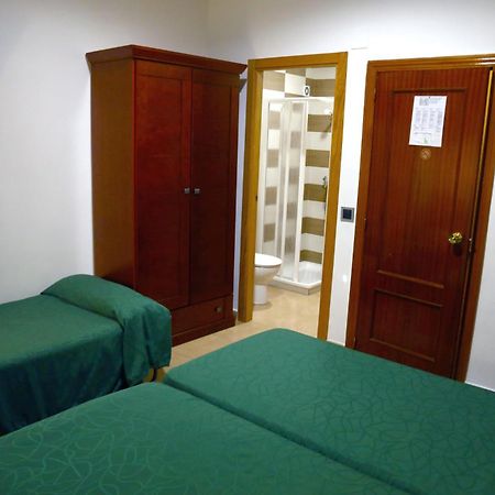 Hostal Muralla Plasencia Exterior foto