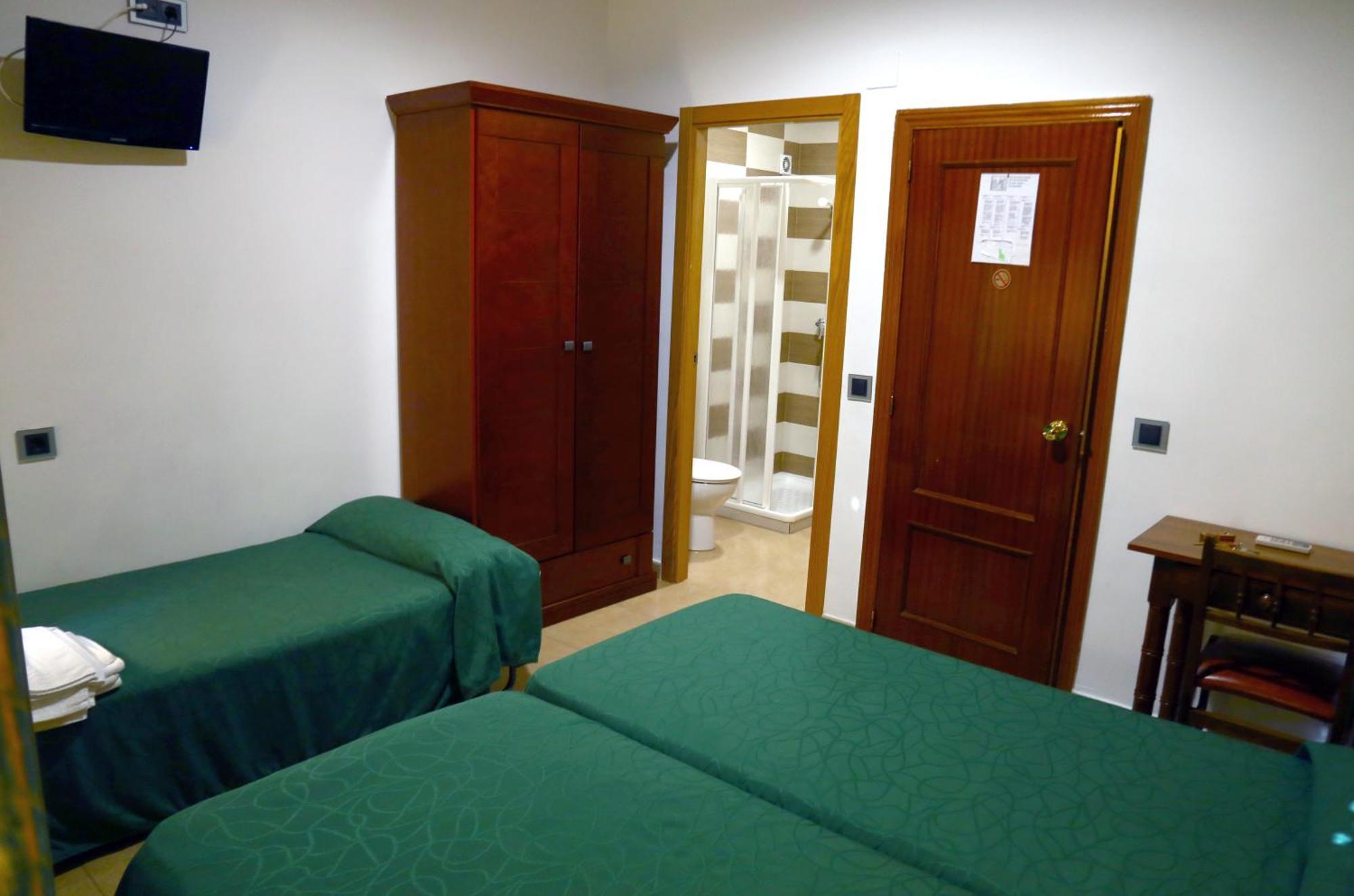 Hostal Muralla Plasencia Exterior foto
