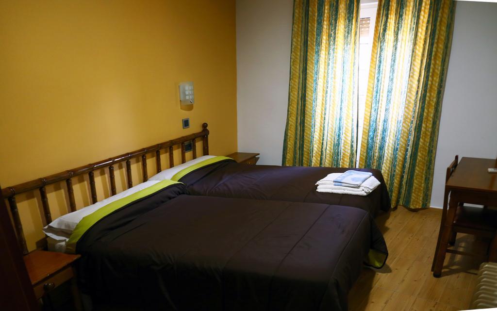 Hostal Muralla Plasencia Exterior foto