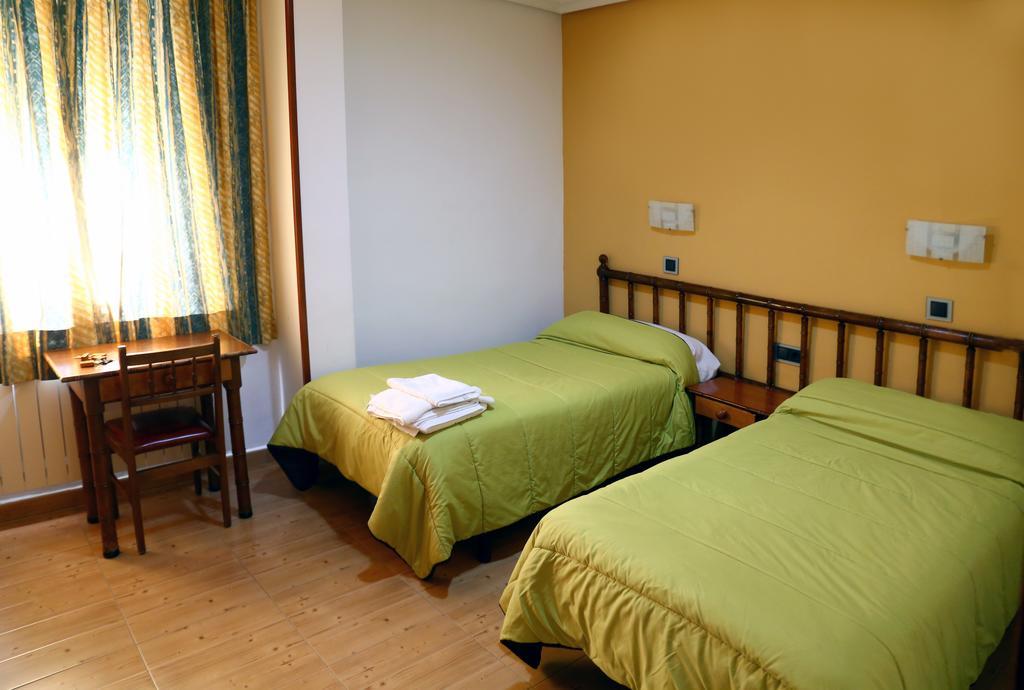 Hostal Muralla Plasencia Exterior foto