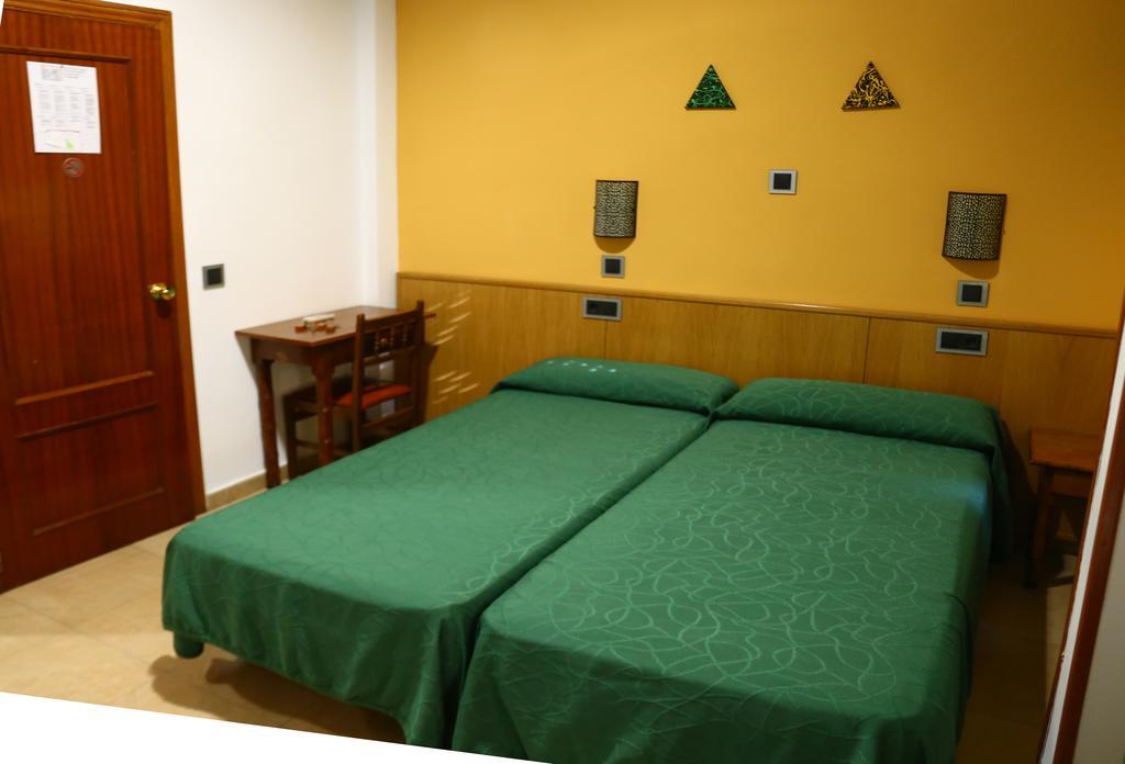 Hostal Muralla Plasencia Exterior foto