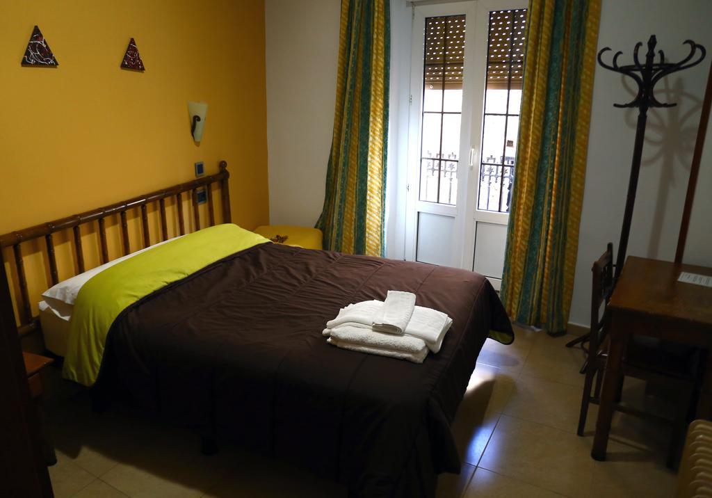 Hostal Muralla Plasencia Exterior foto