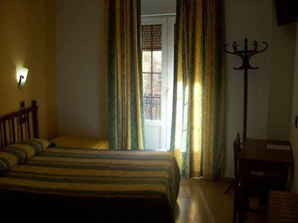 Hostal Muralla Plasencia Exterior foto