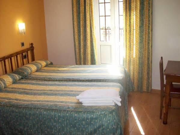 Hostal Muralla Plasencia Exterior foto