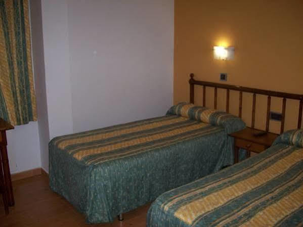Hostal Muralla Plasencia Exterior foto