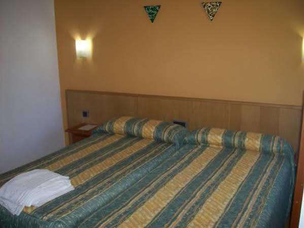 Hostal Muralla Plasencia Exterior foto